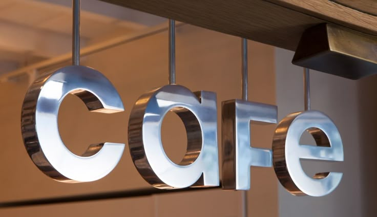 Lettres boîtiers non lumineuses sur façade